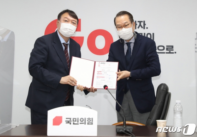 윤석열 전 검찰총장은 지난달 30일 오후 서울 여의도 국민의힘 중앙당사를 방문해 국민의힘에 전격 입당했다. 2021.7.30/사진=뉴스1