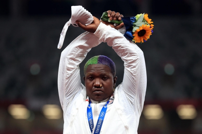국제올림픽위원회(IOC)가 도쿄올림픽 여자 포환던지기 은메달리스트인 미국의 레이븐 손더스(25)가 시상대에서 두 팔을 교차해 X자를 만든 것과 관련해 조사에 착수했다고 밝혔다. /사진제공=로이터/뉴스1