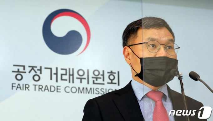 (세종=뉴스1) 장수영 기자 = 성경제 공정거래위원회 기업집단정책과장이 9일 정부세종청사 공정위 기자실에서 '2020년 공시대상기업집단 지배구조 현황 공개' 브리핑을 하고 있다. 해당 사진은 기사와 무관. 2020.12.9/뉴스1