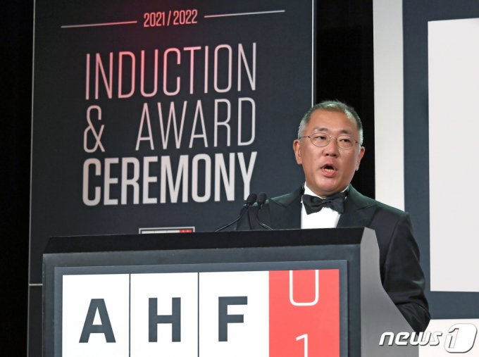 (서울=뉴스1) = 현대자동차그룹은 정몽구 명예회장이 세계 자동차산업 최고 권위의 ‘자동차 명예의 전당(Automotive Hall of Fame)'에 한국인 최초로 헌액됐다고 23일 전했다. 22일(현지시간) 미국 디트로이트에서 열린 2020/2021 자동차 명예의 전당 헌액식에서 정의선 현대차그룹 회장이 정몽구 명예회장을 대신해 헌액 소감을 말하고 있다. (현대차그룹 제공) 2021.7.23/뉴스1