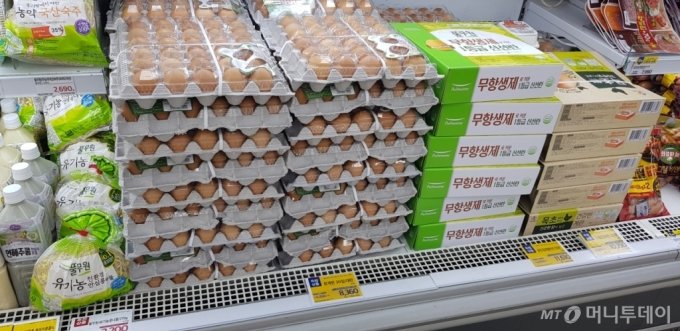 서울 한 슈퍼마켓에 진열된 계란. 1판(30개)에 8360원이다/사진= 박미주 기자
