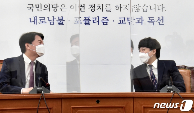 이준석 국민의힘 대표(오른쪽)가 안철수 국민의당 대표를 예방해 마주보며 대화하고 있다. /사진=뉴스1