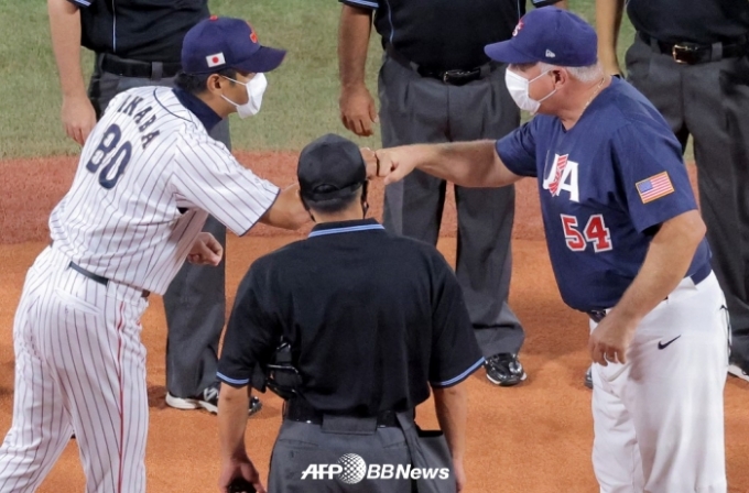 7일(한국시간) 결승전을 앞두고 인사를 나누고 있는 이나바(왼쪽) 일본 대표팀 감독과 마이크 소시아 미국 대표팀 감독. /AFPBBNews=뉴스1