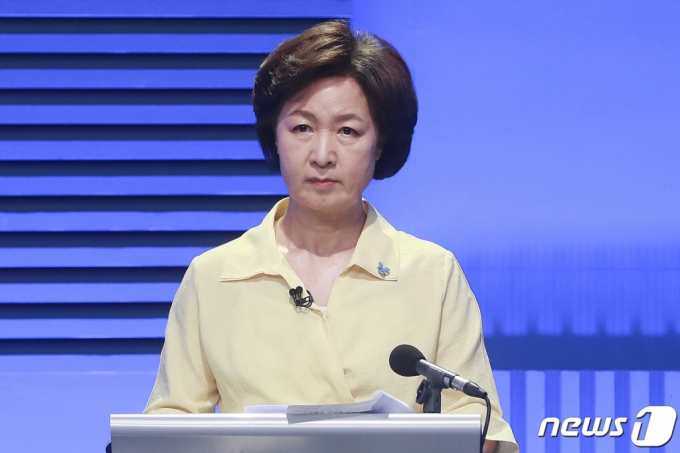 (서울=뉴스1) 국회사진취재단 = 추미애 더불어민주당 대선 경선 후보가 4일 서울 마포구 YTN미디어센터에서 열린 YTN 주최 TV토론에 참석해 토론회 준비를 하고 있다.