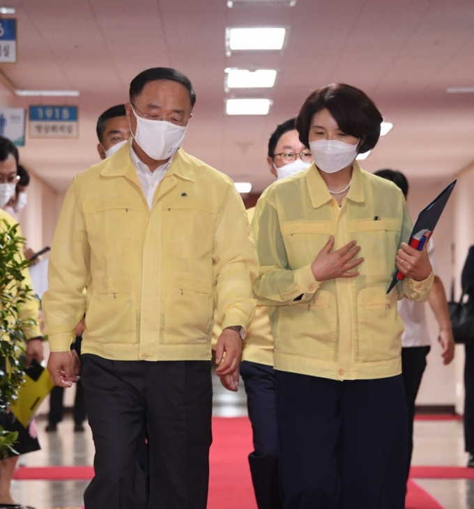 홍남기 부총리 "백신 예약 차질없게…24시간 비상대응하라 ...