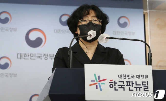 (서울=뉴스1) 박정호 기자 = 윤순진 탄소중립위원회 민간위원장이 5일 오전 서울 종로구 정부서울청사에서 2050 탄소중립 시나리오 위원회(안)을 발표하고 있다.