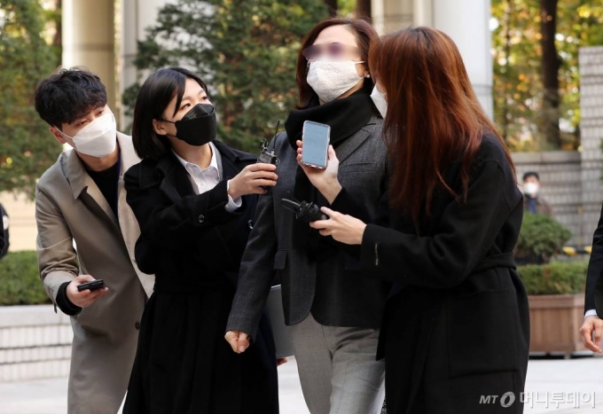 자녀 입시 비리와 사모펀드 의혹 등으로 기소된 조국 전 법무부 장관의 부인 정경심 동양대 교수가 5일 오전 서초구 서울중앙지법에서 열린 1심 결심 공판에 출석하고 있다. /사진=김휘선 기자 hwijpg@