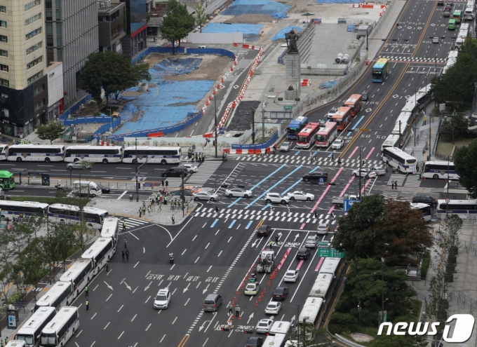  14일 서울 광화문광장 일대에 경찰 차벽이 세워져 있다.  2021.8.14./사진 = 뉴스1  