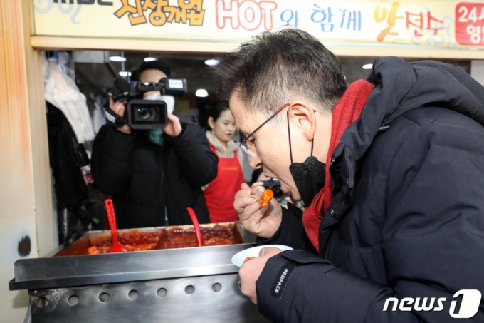 (서울=뉴스1) 이승배 기자 = 4·15 총선에서 종로 출마를 선언한 황교안 자유한국당 대표가 9일 오후 서울 종로구 성균관대학교 인근 분식집을 찾아 떡볶이를 먹고 있다. 2020.2.9/뉴스1