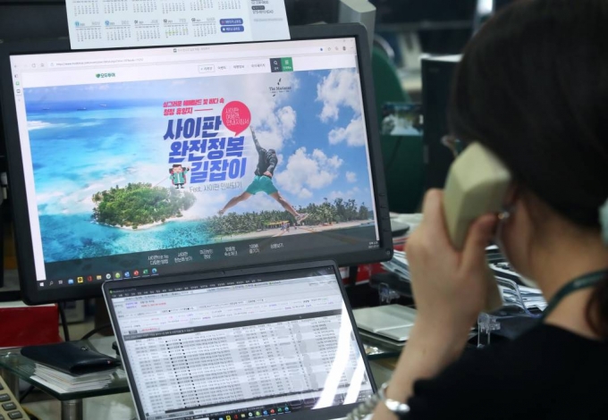 지난달 서울 중구 모두투어 본사에서 직원들이 곧 재개될 사이판 여행 상품을 보며 단체여행 예약 목록을 확인하는 모습. /사진=뉴시스