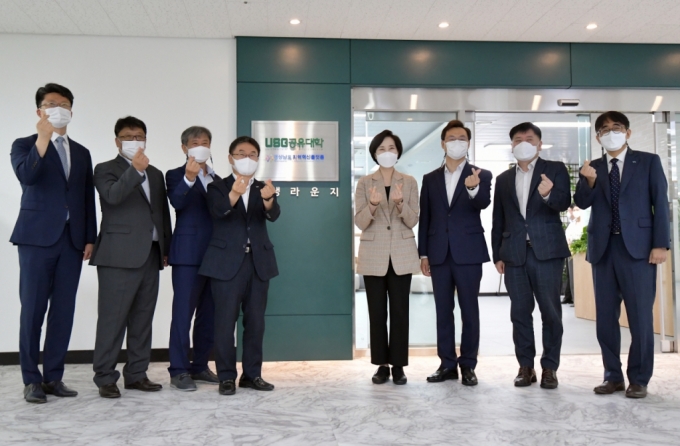 유은혜 사회부총리 겸 교육부장관(왼쪽에서 다섯 번째), 하병필 경남도지사 권한대행(왼쪽에서 여섯 번째) 등이 18일 USG 공유대학을 찾아 간담회를 열고 기념촬영을 하고 있다./사진제공=경남도 