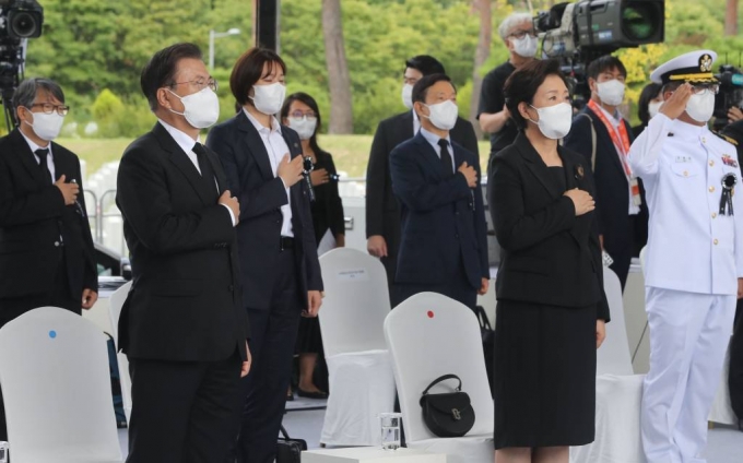  [대전=뉴시스] 전진환 기자 = 문재인 대통령과 김정숙 여사가 18일 오전 국립대전현충원에서 열린 홍범도 장군 유해 안장식에 참석해 국민의례를 하고 있다. 2021.08.18. amin2@newsis.com