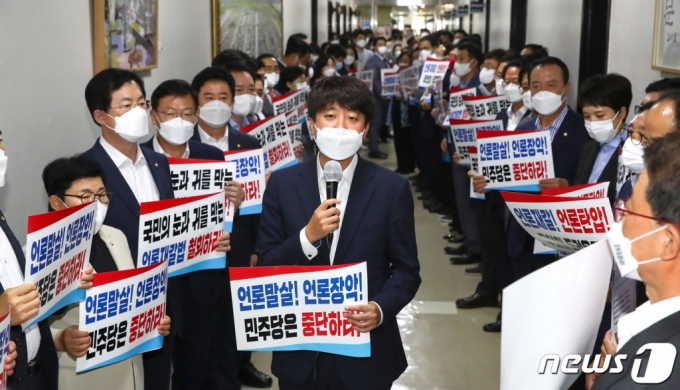 이준석 국민의힘 대표가 19일 오전 서울 여의도 국회 문화체육관광위원회 회의실 앞 복도에서 여당의 '징벌적 손해배상' 언론중재법 개정안 처리를 규탄하는 발언을 하고 있다./사진=뉴스1  