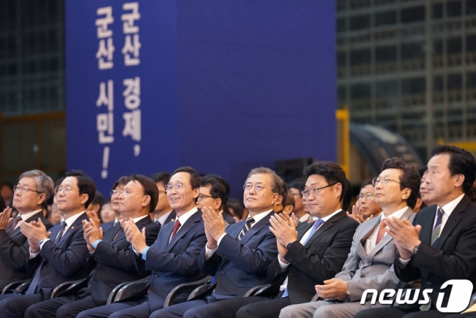 문재인 대통령이 24일 전북 군산시 명신 군산공장에서 열린 전북 군산형 일자리 상생협약식에 참석해 박수를 치고 있다. (청와대 제공)2019.10.24/뉴스1  