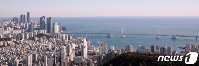 (부산=뉴스1) 여주연 기자 = 부산 황령산에서 바라 본 부산 도심이 미세먼지 없이 선명한 모습을 보이고 있다. /뉴스1  