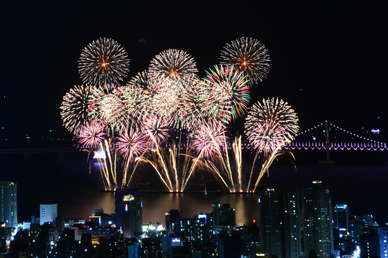 = 부산 광안리해수욕장 일대에서 열린 '부산불꽃축제 전경/뉴스1  