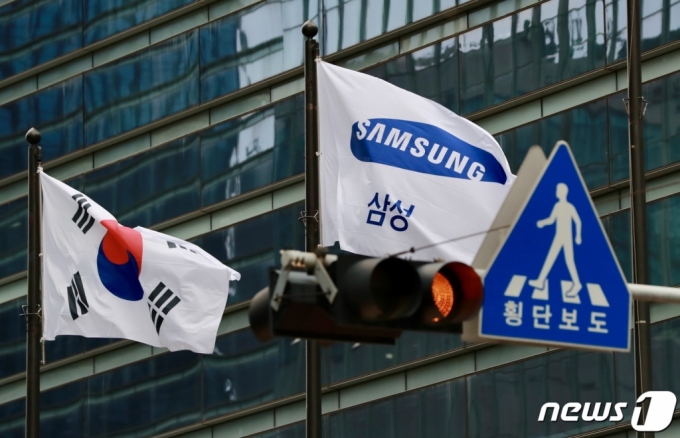 (서울=뉴스1) 구윤성 기자 = 서울 서초구 삼성전자 사옥에 삼성 깃발이 바람에 휘날리고 있다. 2021.8.13/뉴스1