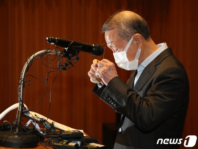 (서울=뉴스1) 이승배 기자 = 홍원식 남양유업 회장이 4일 오전 서울 강남구 남양유업 본사에서 '불가리스 사태'와 관련 대국민 사과 기자회견 중 눈물을 훔치고 있다. 남양유업은 지난달 '코로나 시대 항바이러스 식품 개발' 심포지엄에서 불가리스 제품이 코로나19를 77.8% 저감하는 효과를 확인했다고 발표했다. 그러나 해당 연구 결과는 동물의 '세포단계' 실험 결과를 과장해 발표한 것으로 알려져 논란을 빚었다. 이에 홍 회장은 이날 대국민 사과 기자회견을 통해 사임 의사를 밝혔다. 2021.5.4/뉴스1