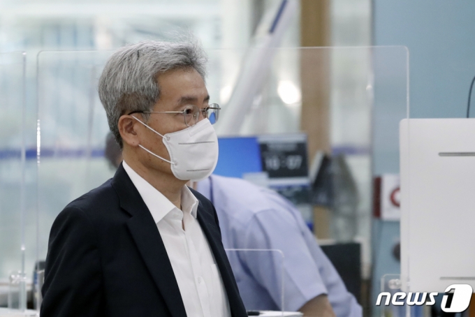 (서울=뉴스1) 이승배 기자 = 고승범 금융위원회 위원장 후보자가 25일 오전 서울 중구 예금보험공사에 마련된 인사청문회 준비를 위한 임시 사무실로 출근하고 있다. 2021.8.25/뉴스1