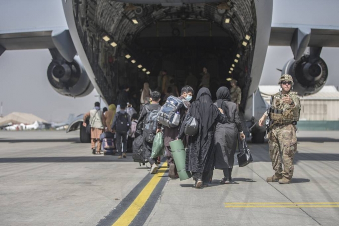 [카불=AP/뉴시스] 23일(현지시간) 아프가니스탄 카불의 하미드 카르자이 국제공항에서 아프간 주민들이 미 공군의 C17 수송기에 탑승하고 있다. 8월 31일로 제시된 아프간 대피 시한을 연장해야 한다는 목소리가 높아지자 탈레반은 