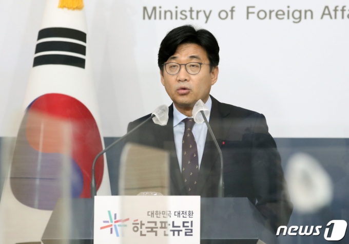 (서울=뉴스1) 송원영 기자 = 최종문 외교부 제2차관이 25일 오전 서울 종로구 외교부 합동브리핑실에서 아프가니스탄 현지 조력자 이송 관련 브리핑을 하고 있다. 2021.8.25/뉴스1