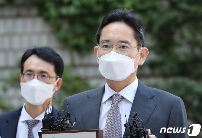 (서울=뉴스1) 이광호 기자 = 광복절 가석방으로 풀려난 이재용 삼성전자 부회장이 19일 오전 서울 서초동 서울중앙지방법원에서 열린 경영권 불법 승계 의혹 재판에 출석하고 있다. 2021.8.19/뉴스1