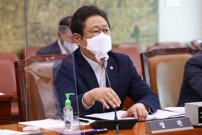 황희 문화체육관광부 장관이 지난 10일 서울 여의도 국회에서 열린 문화체육관광위원회 전체회의에서 의원 질의에 답변하고 있다. /사진=뉴시스
