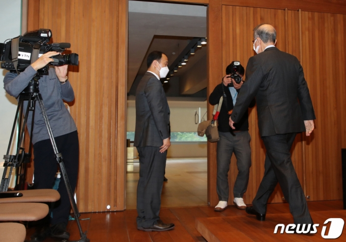 (서울=뉴스1) 이승배 기자 = 홍원식 남양유업 회장이 4일 오전 서울 강남구 남양유업 본사에서 '불가리스 사태'와 관련 대국민 사과 기자회견을 마치고 퇴장하고 있다. 남양유업은 지난달 '코로나 시대 항바이러스 식품 개발' 심포지엄에서 불가리스 제품이 코로나19를 77.8% 저감하는 효과를 확인했다고 발표했다. 그러나 해당 연구 결과는 동물의 '세포단계' 실험 결과를 과장해 발표한 것으로 알려져 논란을 빚었다. 이에 홍 회장은 이날 대국민 사과 기자회견을 통해 사임 의사를 밝혔다. 2021.5.4/뉴스1