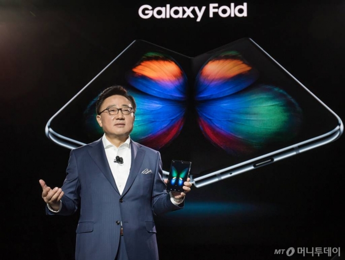 2019년 2월 미국 샌프란시스코에서 열린 갤럭시S10 언팩 행사에서 고동진 삼성전자 IM부문장이 1세대 폴더블폰 '갤럭시 폴드'를 소개하고 있다.