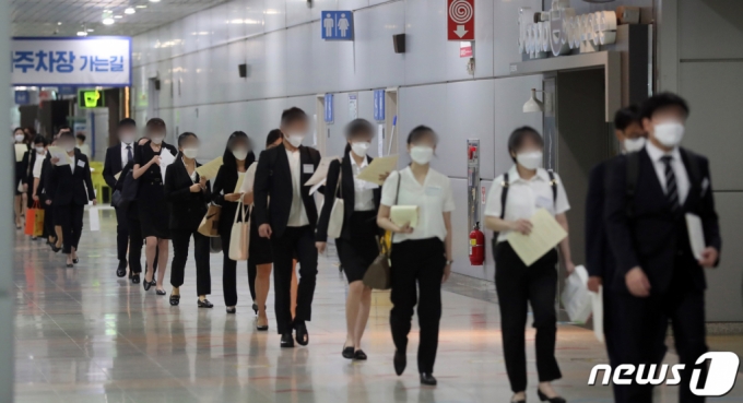 9급 1호봉 공무원 월급' 최저임금 알바보다 적다? 실수령액 봤더니 - 머니투데이 9급 1호봉 공무원 월급' 최저임금 알바보다 적다? 실수령액 봤더니 - 머니투데이