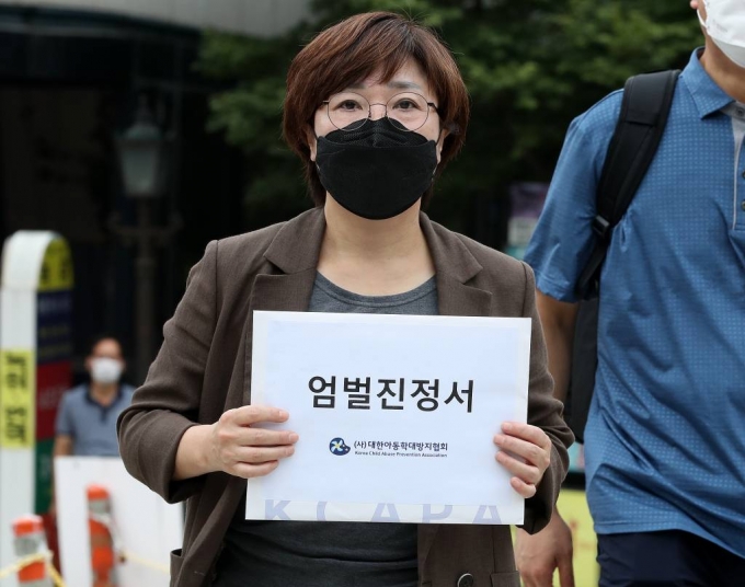  공혜정 대한아동학대방지협회 회장이 지난달 13일 오전 서울 서초구 서울중앙지방법원 앞에서 '정인이 양부모 엄벌 촉구' 진정서 제출을 위해 법원으로 들어가고 있다. /사진=뉴시스