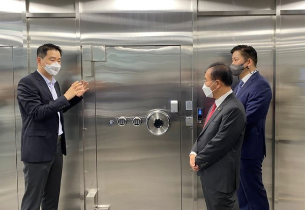 도현수 프로비트 대표(왼쪽)가 지난달 25일 서울 강남구 프로비트 본사에서 열린 '상자산 사업자 대상 현장 간담회'에서 콜드월렛룸에 대해 설명하고 있다./사진제공=프로비트