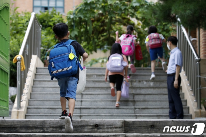 지난달 23일 오전 서울 시내의 한 초등학교에서 2학기 개학을 맞은 아이들이 등교하고 있다. /사진=뉴스1