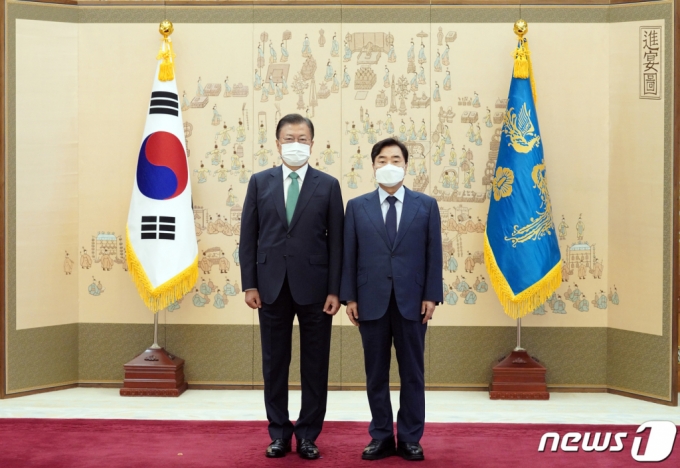 (서울=뉴스1) 유승관 기자 = 문재인 대통령이 6일 청와대에서 이석현 민주평화통일자문회의 수석부의장에게 임명장을 수여한 후 기념촬영을 하고 있다. 2021.9.6/뉴스1  