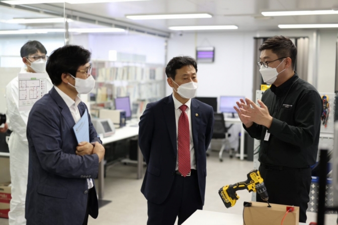 박기영 산업통상자원부 2차관(왼쪽 3번째)이 6일 스탠다드에너지를 방문해 김부기 대표로부터 바나듐 이온 배터리 관련 설명을 듣고 있다. /사진=스탠다드에너지 제공 