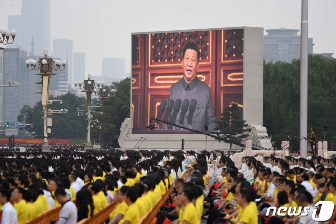 ������ �߱� �����ּ��� ���� 7�� 1�� (�����ð�)  ����¡�� ��ȸ� ���忡�� ���� ����� â�� 100�ֳ� ������缭 �����ϴ� ����� �������� ��ġ�� �ִ�. /����=AFP=����1  