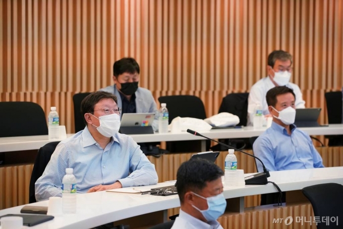 허태수 GS회장(왼쪽)이 17일 GS남촌리더십센터에서 열린 제2회 GS임원포럼에 참석해 코로나19 위기극복을 위한 방안을 경청하고 있다./사진제공=GS