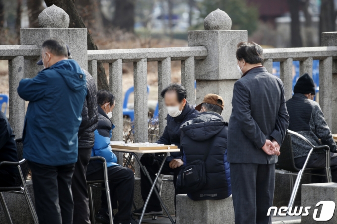 지난 3월 서울 종로구 탑골공원 인근에서 어르신들이 장기를 두고 있다. /사진=뉴스1