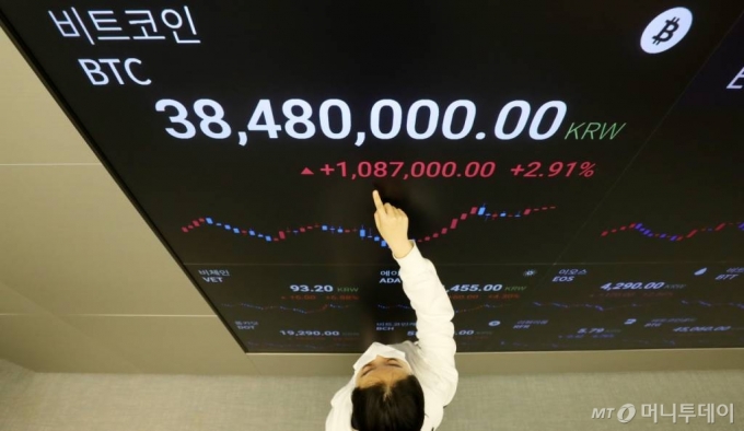 중국의 강한 규제에 가상자산(암호화폐) 시장이 연일 급락세를 보이는 22일 서울 강남구 업비트 라운지 전광판에 지수가 표시되어 있다. /사진=김휘선 기자 hwijpg@