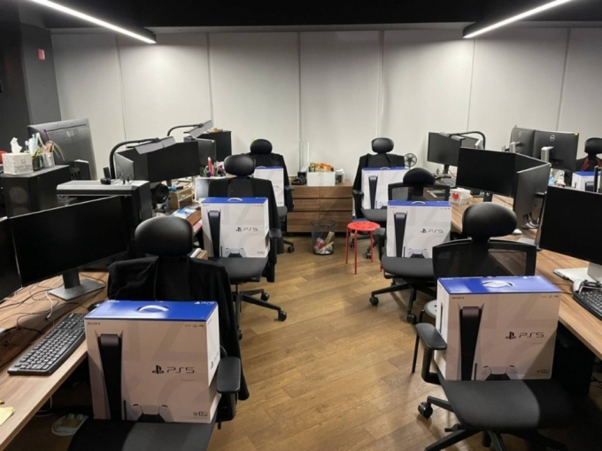 게임 개발사 시프트업이 전직원에게 플레이스테이션5(PS5)를 깜짝 선물했다./사진=시프트업