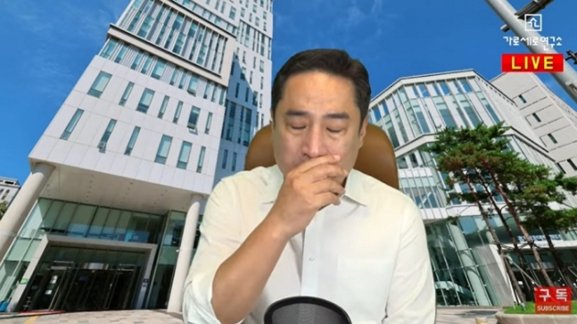 지난 10일 강용석 변호사가 방송 중 눈시울을 붉히며 찬송가를 부르고 있다. /사진=가로세로연구소 유튜브 채널