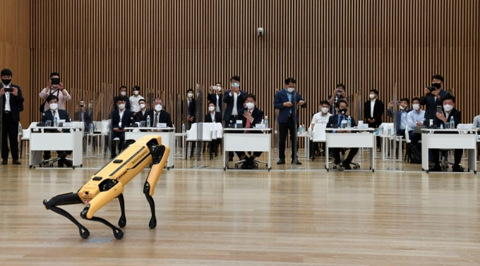 현대자동차그룹이 13일 현대모터스튜디오 고양에서 열린 국회 모빌리티 포럼 3차 세미나에서 참석자들에게 보스턴 다이내믹스의 4족 보행 로봇 '스팟'을 시연하고 있다. (왼쪽부터) 공영운 현대차그룹 사장, 정의선 현대차그룹 회장, 권성동 국민의힘 의원, 이원욱 더불어민주당 의원, 정만기 한국자동차산업협회 회장/사진제공=현대자동차그룹.