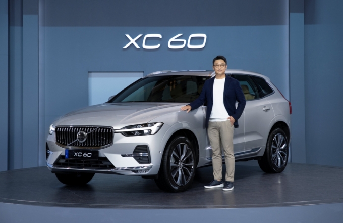 14일 오전 10시 온라인 기자간담회에서 이윤모 볼보자동차코리아 대표이사가 신형 XC60을 공개하고 있다/사진제공=볼보자동차코리아