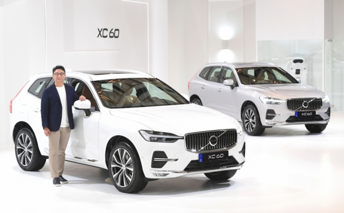14일 오전 10시 온라인 기자간담회에서 이윤모 볼보자동차코리아 대표이사가 신형 XC60을 공개하고 있다/사진제공=볼보자동차코리아