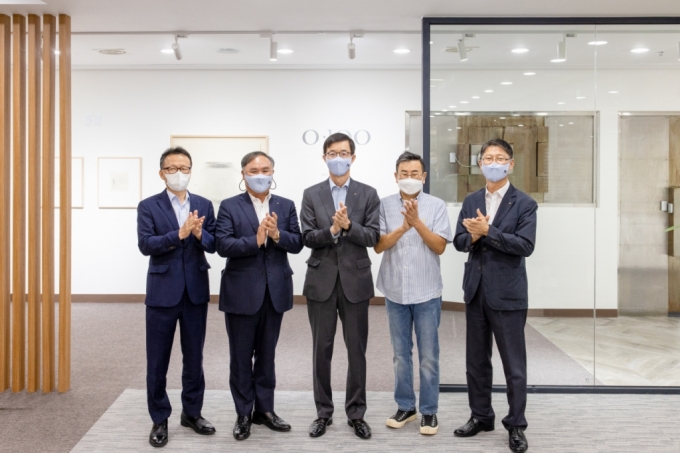 수출입은행이 옛 금고가 있던 본점 1층 공간을 소규모 갤러리로 탈바꿈한 '금고미술관(gallery SAFE)'을 개관했다. 사진 왼쪽 세 번째부터 방문규 수은 행장, 남종현 사진작가./사진제공=수은