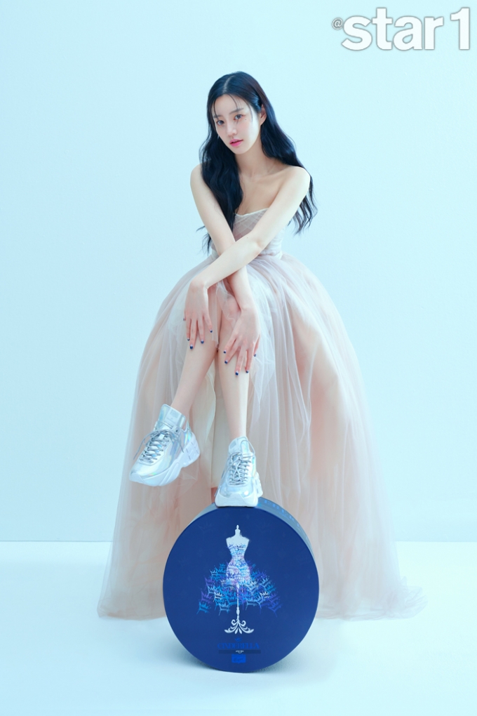 이유비, 어깨 드러낸 튤 드레스 '찰떡 소화'…청순미의 끝