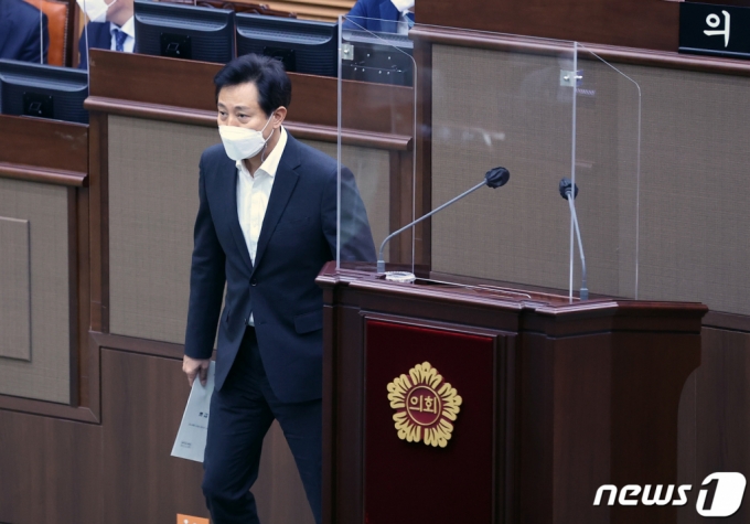 오세훈 서울시장이 27일 오후 서울 중구 서울시의회에서 열린 제302회 임시회에 참석해 2차 추가경정예산 시정연설을 준비하고 있다. /사진제공=뉴스1