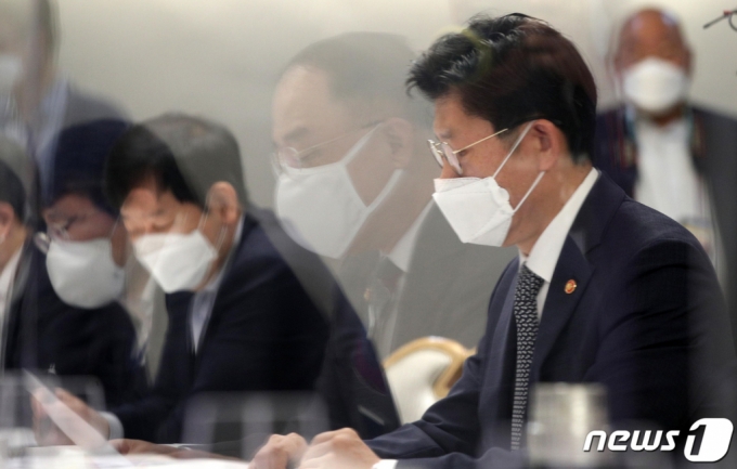 (서울=뉴스1) 박지혜 기자 = 노형욱 국토교통부 장관이 15일 서울 종로구 정부서울청사에서 열린 제30차 부동산시장 점검 관계장관회의에서 홍남기 부총리의 모두 발언을 경청하고 있다. 2021.9.15/뉴스1
