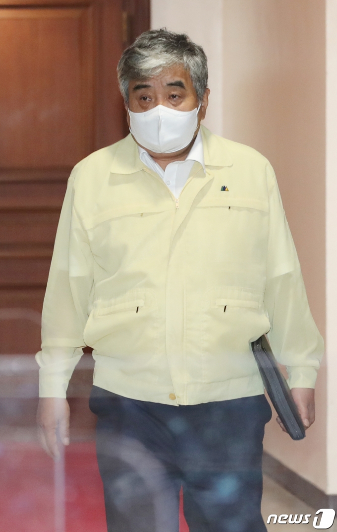 한상혁 방송통신위원장이 서울 종로구 정부서울청사에서 열린 신종 코로나바이러스 감염증(코로나19) 중앙재난안전대책본부회의(중대본)에 참석하고 있다. 2021.8.24/뉴스1