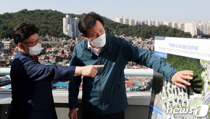 오세훈 서울시장이 14일 오후 서울 관악구 신림1재정비촉진구역을 방문해 현장을 살펴보고 있다. /사진제공=뉴스1